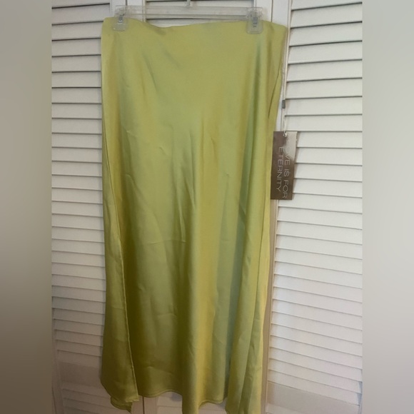 Dresses & Skirts - NWT lime green satin midi skirt - size L